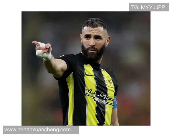 皇马在欧冠比赛中取得惊人胜利，梅开二度的本泽马成为球队英雄